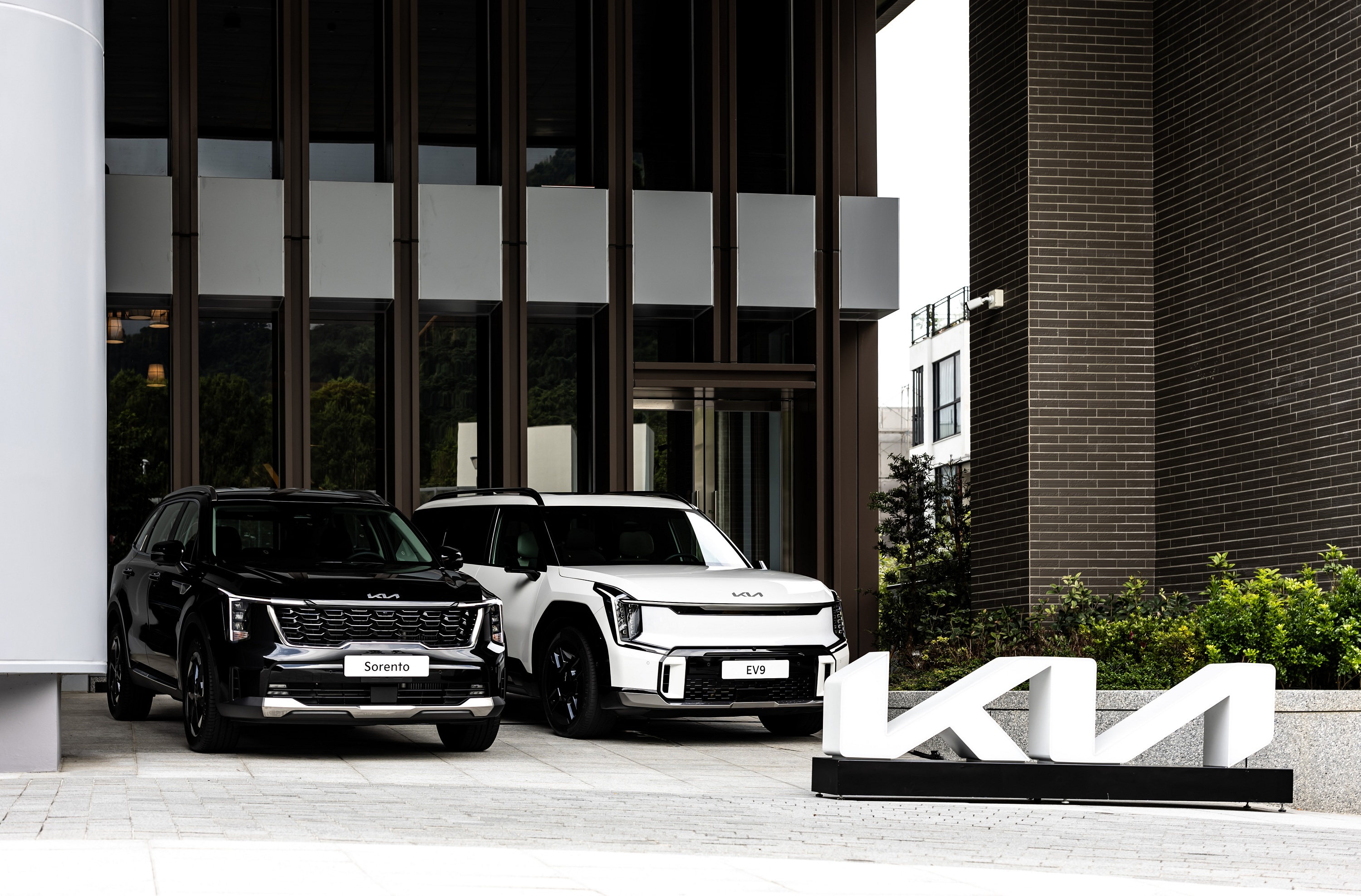 2. The new Sorento配備1.6L渦輪油電與柴油兩種動力供選擇，以及7人座或尊榮6人座的靈活空間配置，自改款上市以來已累計獲得近1,100位車主的肯定，深受台灣層峰市場的青睞。